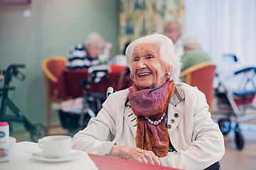 Eine Seniorin plaudert aus Ihrem Leben