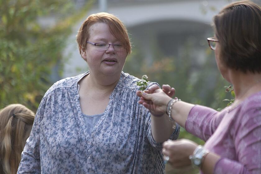 Personen im Kräutergarten der Klinik am Korso - Ernährungstherapie ist ein wichtiger Teil der Behandlung