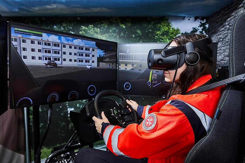 Ein Rettungssanitäter übt im Hubschrauber-Simulator mit VR-Brille eine Notsituation.