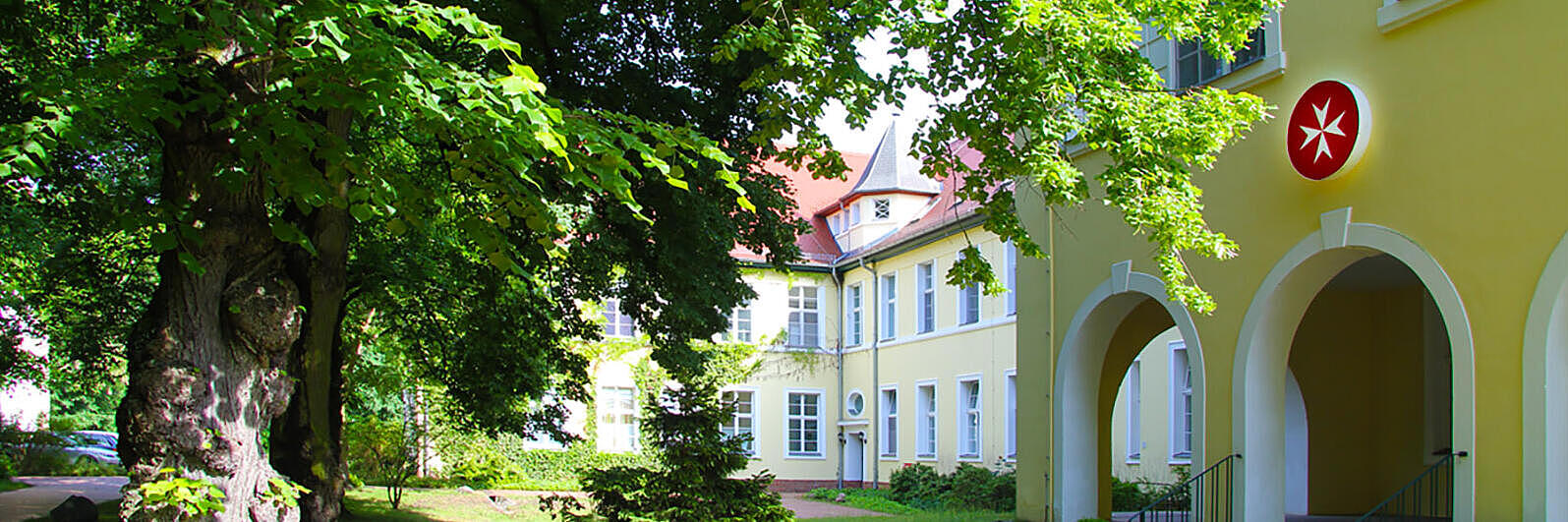 Parkähnliche historische Krankenhausanlage