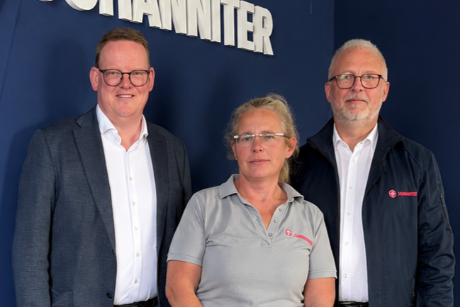 Gruppenbild mit zwei Herren und einer Dame in Johanniter-Shirt.