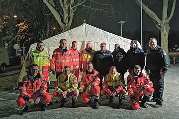 Die Helfer beim ersten Einsatz vor dem Zelt.