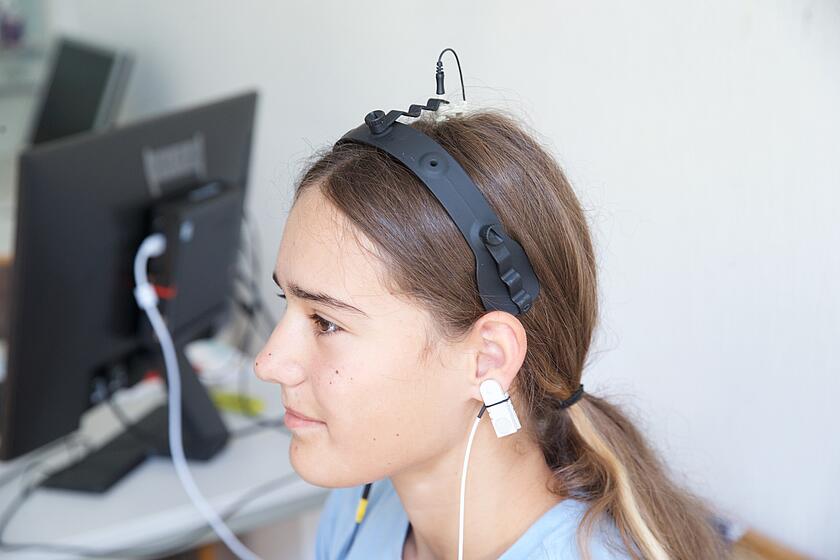 Foto Patientin beim Neurofeedback 