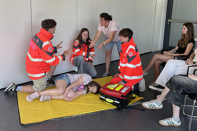 In Rollenspielen erleben Schülerinnen und Schüler hautnah, wie stressig Rettungseinsätze sein können – besonders, wenn Hilfe erschwert wird.