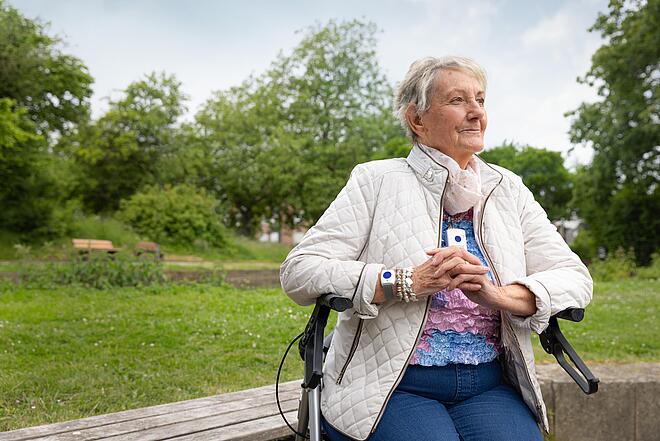 Mit einem Kombinotrufgerät können sich Seniorinnen und Senioren sicher fühlen.