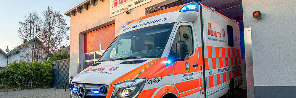 Rettungswache Nidderau: Rettungswagen vor Eingangshalle 