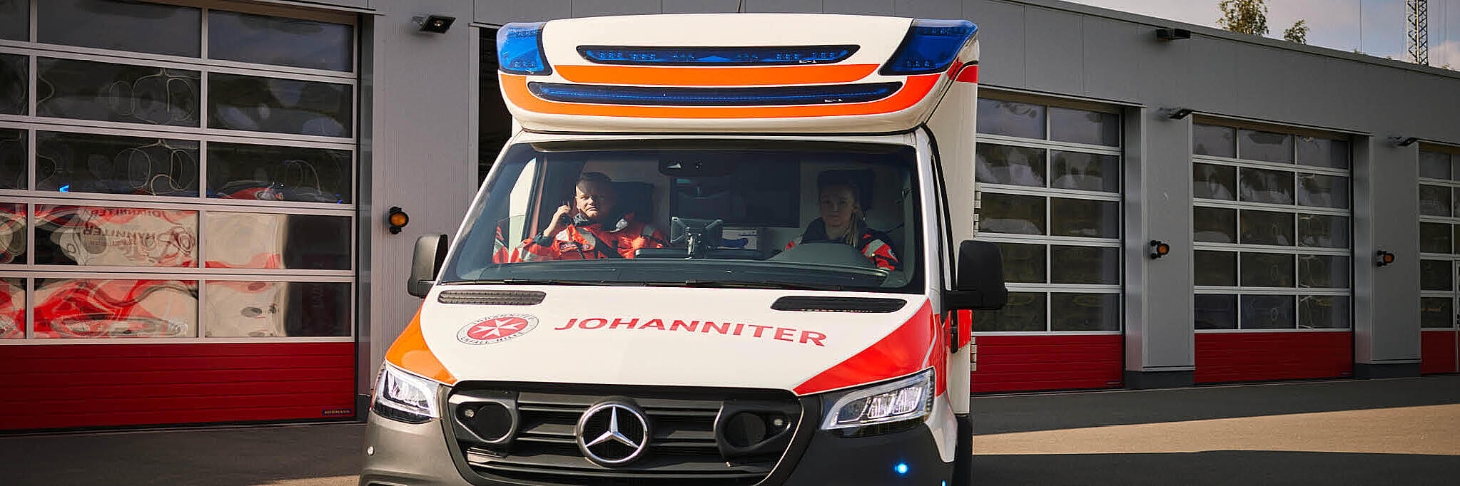 Ein Einsatzfahrzeug der Johanniter steht an der Rettungswache.