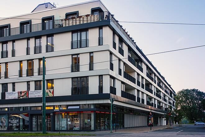 Die Seitenansicht des Johanniter-Quartiers in Potsdam bei Sonnenaufgang.