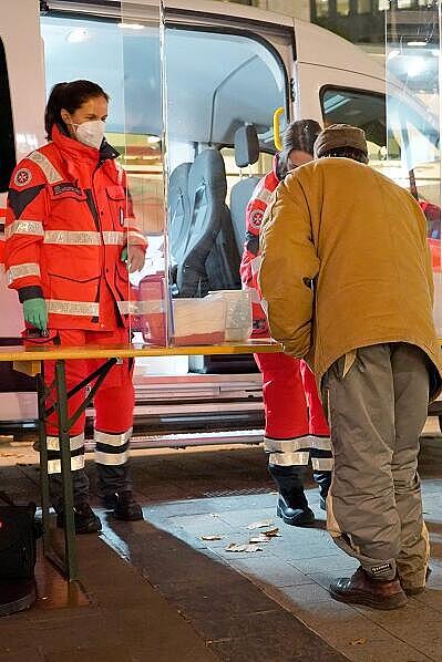 Ehrenamtliche Helfer der Johanniter im Einsatz mit dem Kältebus.
