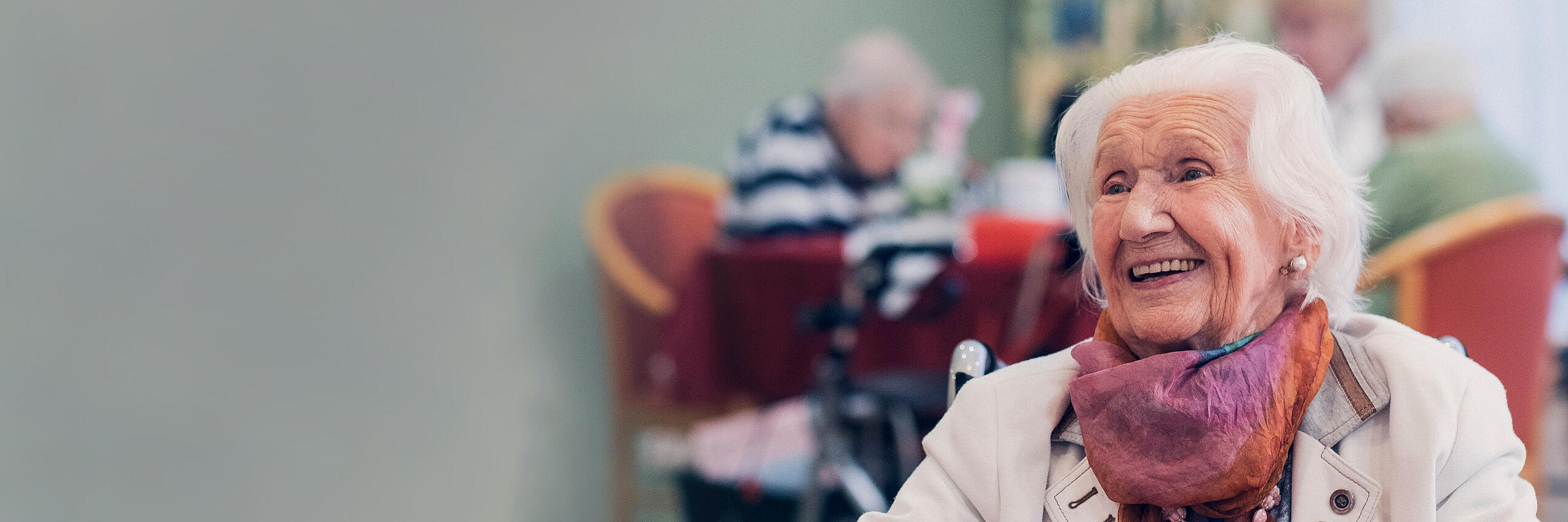 Seniorin im Speisesaal eines Johanniter Seniorenhauses