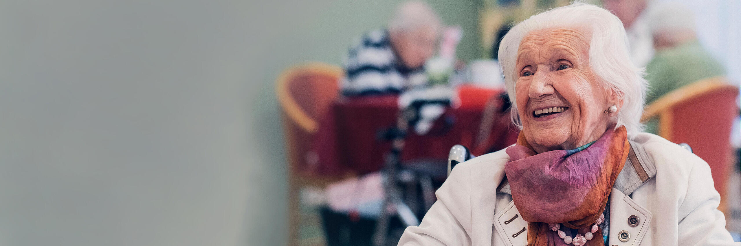 Seniorin im Speisesaal eines Johanniter Seniorenhauses