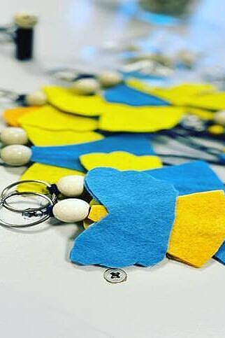 Engel Schlüsselanhänger aus Filz in blau-gelb 