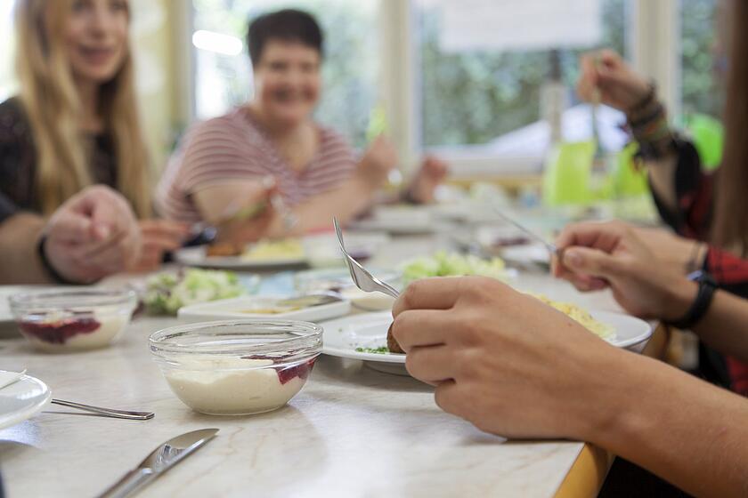 Gemeinsame Mahlzeit während der Therapie von Essstörungen