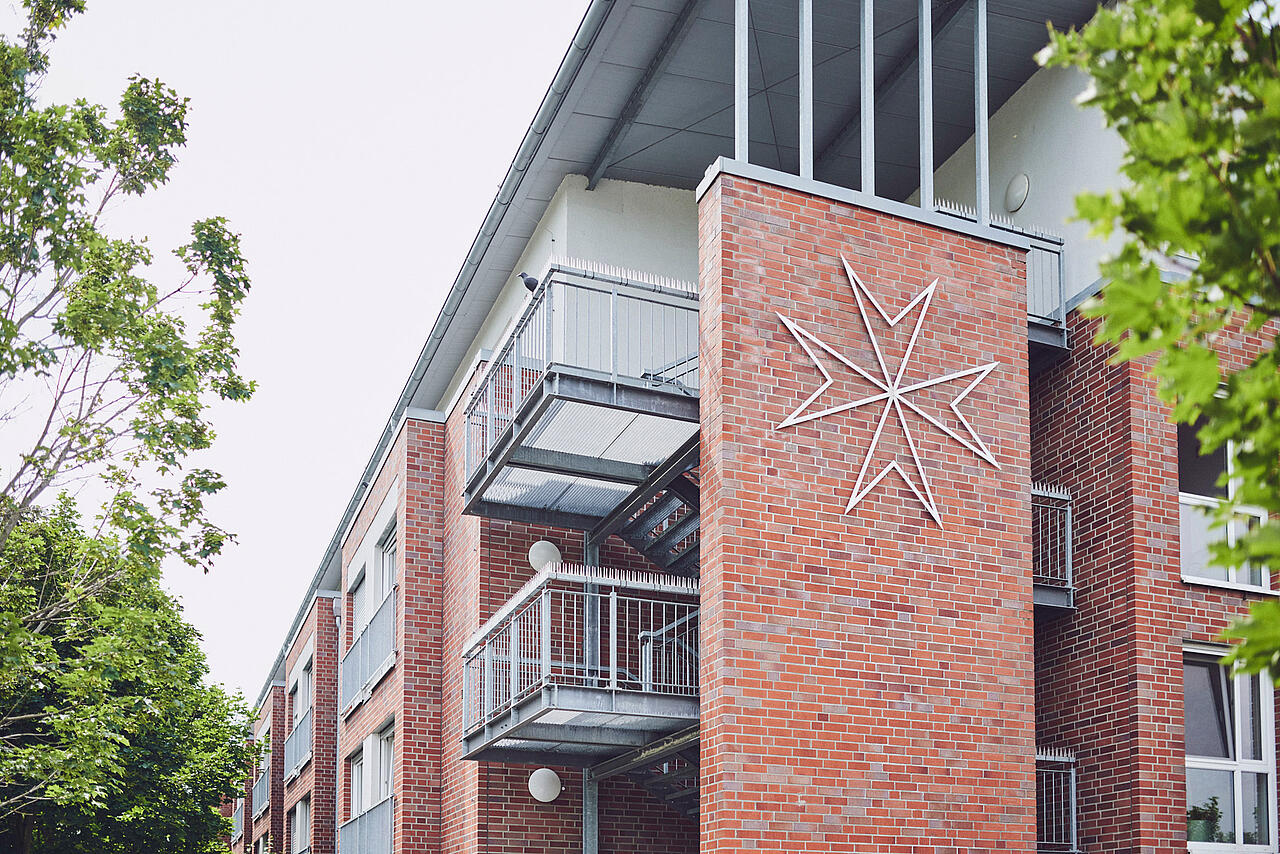 Gebäude mit großen Fenstern und Außentreppe