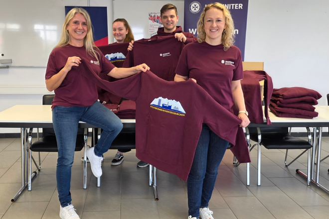 Verena Dienst, Vorständin des Regionalverbands präsentiert stolz die neuen Hoodies und T-Shirts