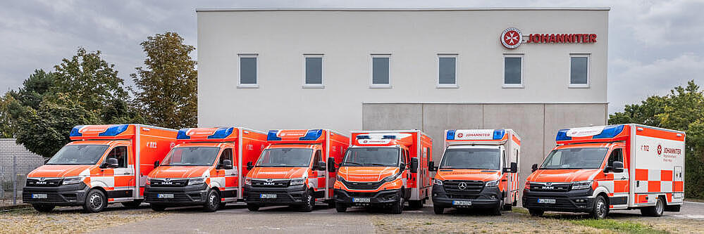 Sechs verschiedene Rettungswagen RTW stehen vor dem neuen Gebäude der Johanniter in Bad Nauheim.