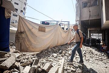 Mann läuft durch zerstörte Gegend in Gaza.