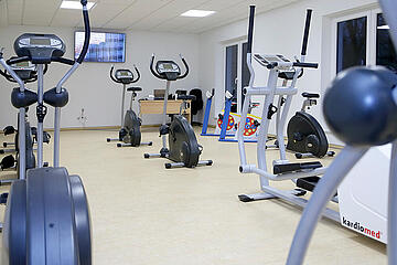 Sportraum mit Geräten 