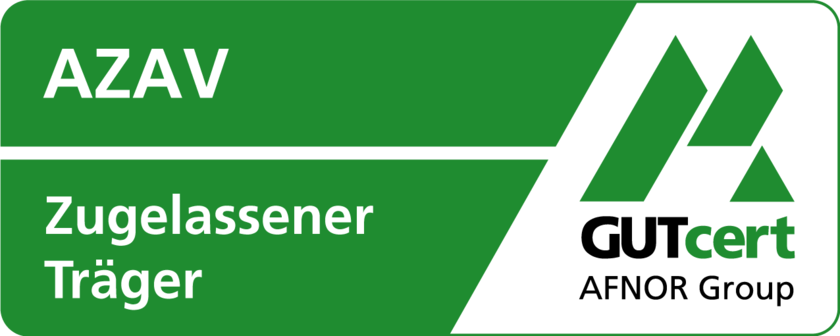 Grünes AZAV‑Träger‑Logo mit stilisierter Hügelgrafik und Schriftzug.