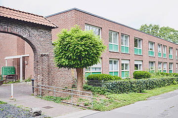 Einfahrt durch das denkmalgeschützes Tor -vom ehemaligen Gut Heimersdorp- zum Alten-und Pflegeheim Johanniter-Stift Gut Heuserhof.
