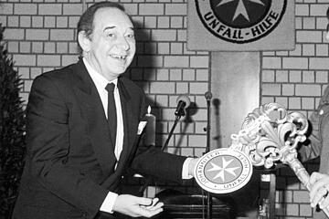 Musiker Paul Kuhn engagiert sich 1988 für die Johanniter.
