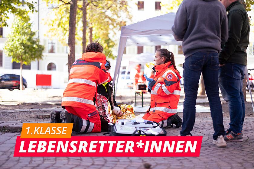 Junge Menschen leisten Erste Hilfe.