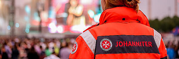 Mitarbeiterin beim Konzert von hinten beim Sanitätsdienst