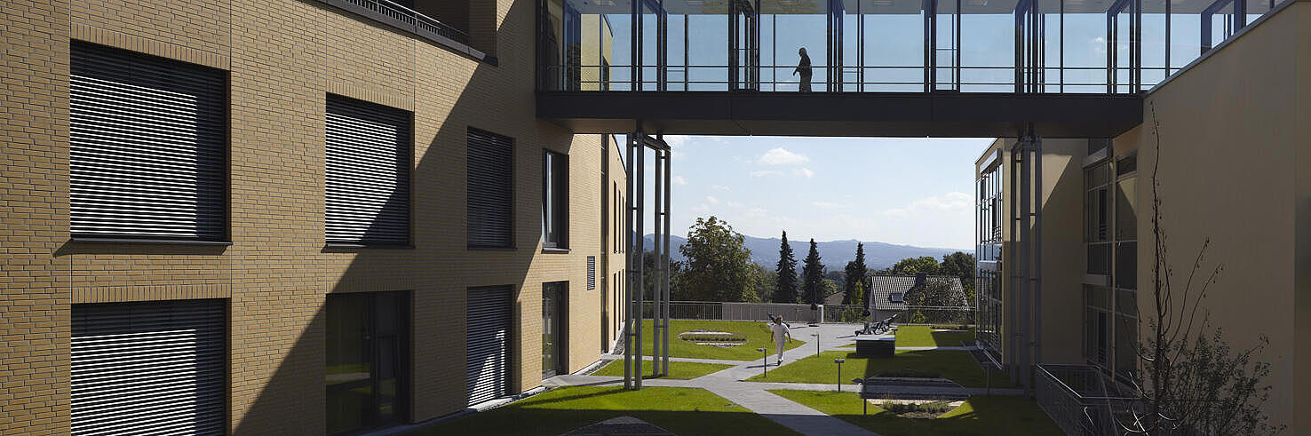 Unser beliebter Skywalk in der Außenansicht. Der lichtdurchflutete Glasgang verbindet unser Haupthaus mit dem H-Haus.