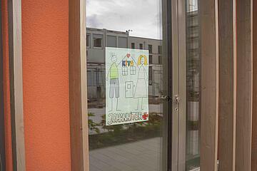 Das erste Plakat mit Aufschrift "Johanniter KiTa" hängt an der Johanniter-Kita Abenteuerland im Kärntner Viertel in Wiesbaden