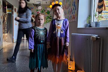 Kinder bei Halloweenparty