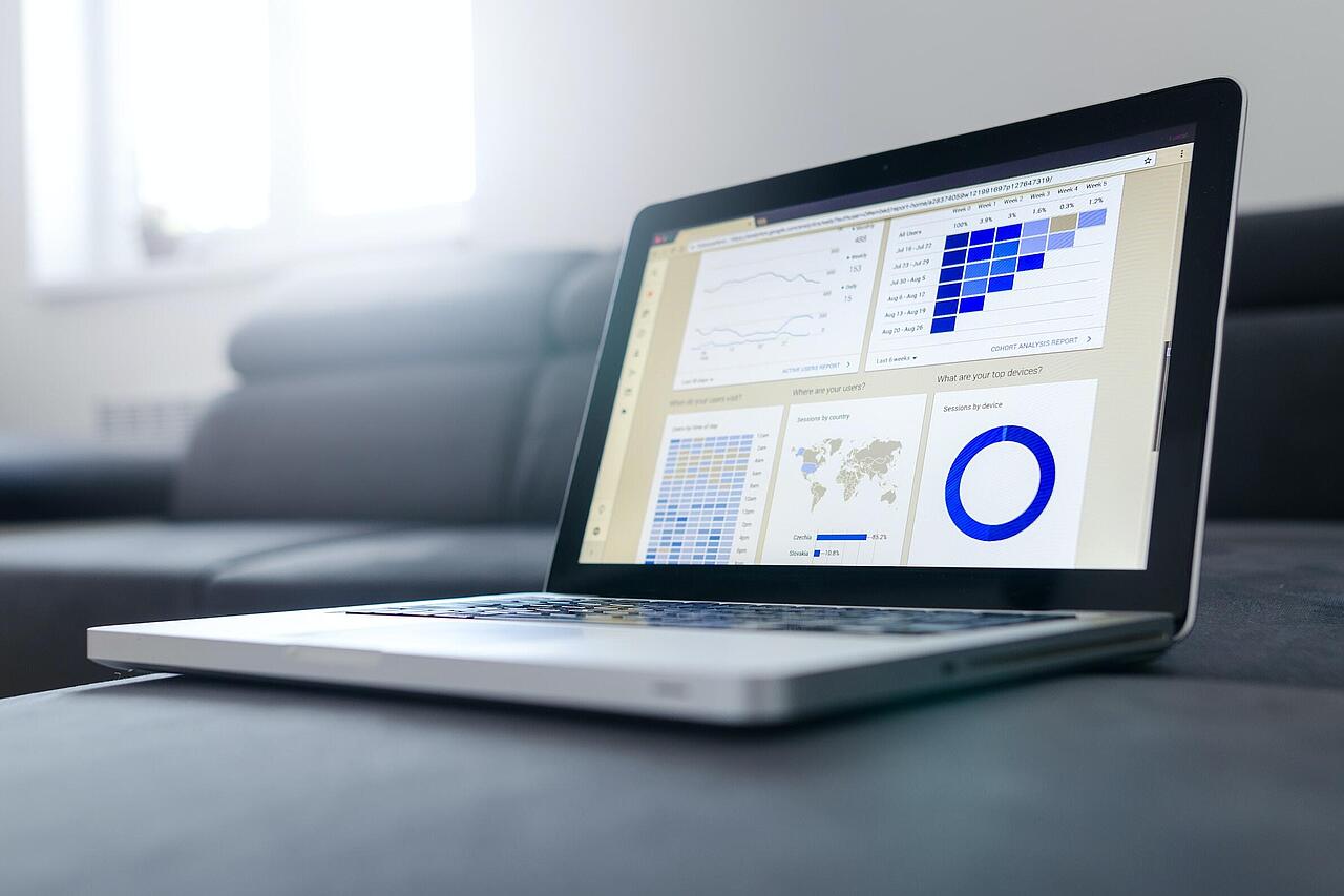 Laptopbildschirm mit Analyse‑Dashboard, mehreren Diagrammen und einem Kreisdiagramm
