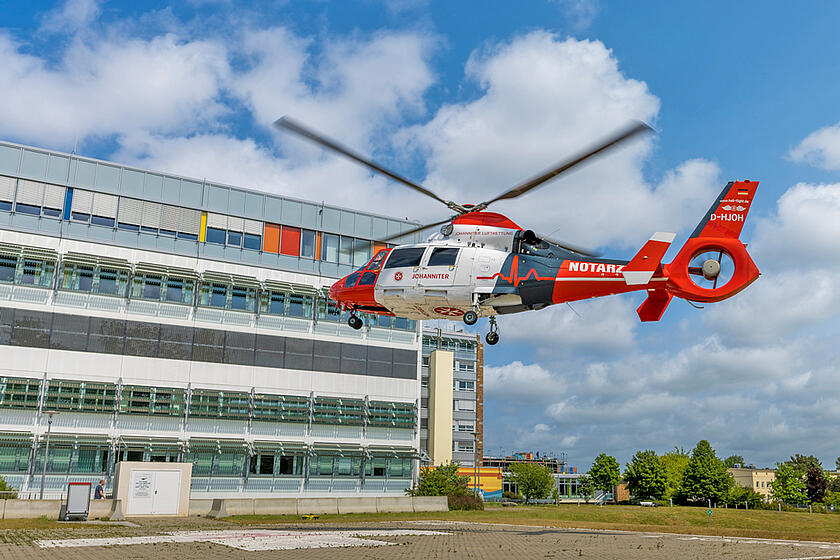 Hubschrauber bei der Landung auf dem Landeplatz des Klinikums Rostock.