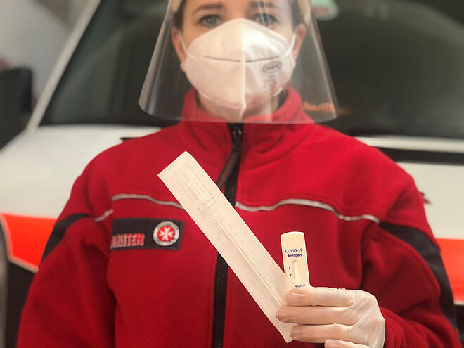 Eine Mitarbeiterin der Johanniter-Unfall-Hilfe zeigt einen Corona-Antigen-Schnelltest.