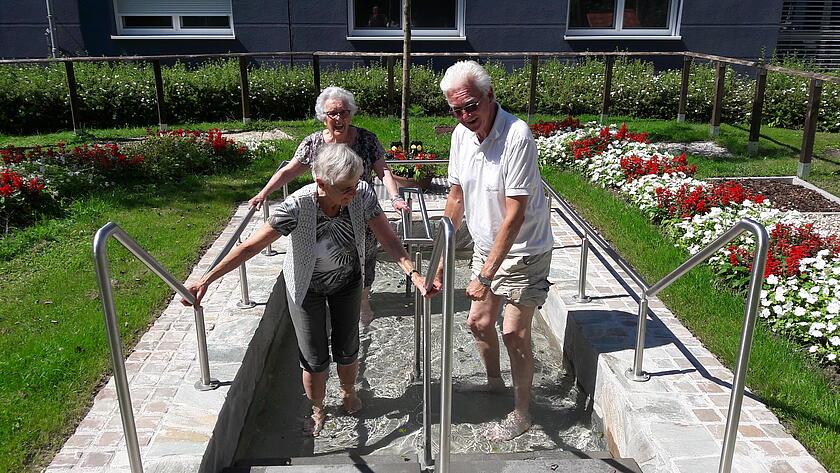 Bewohnergruppe im Kneippbecken 