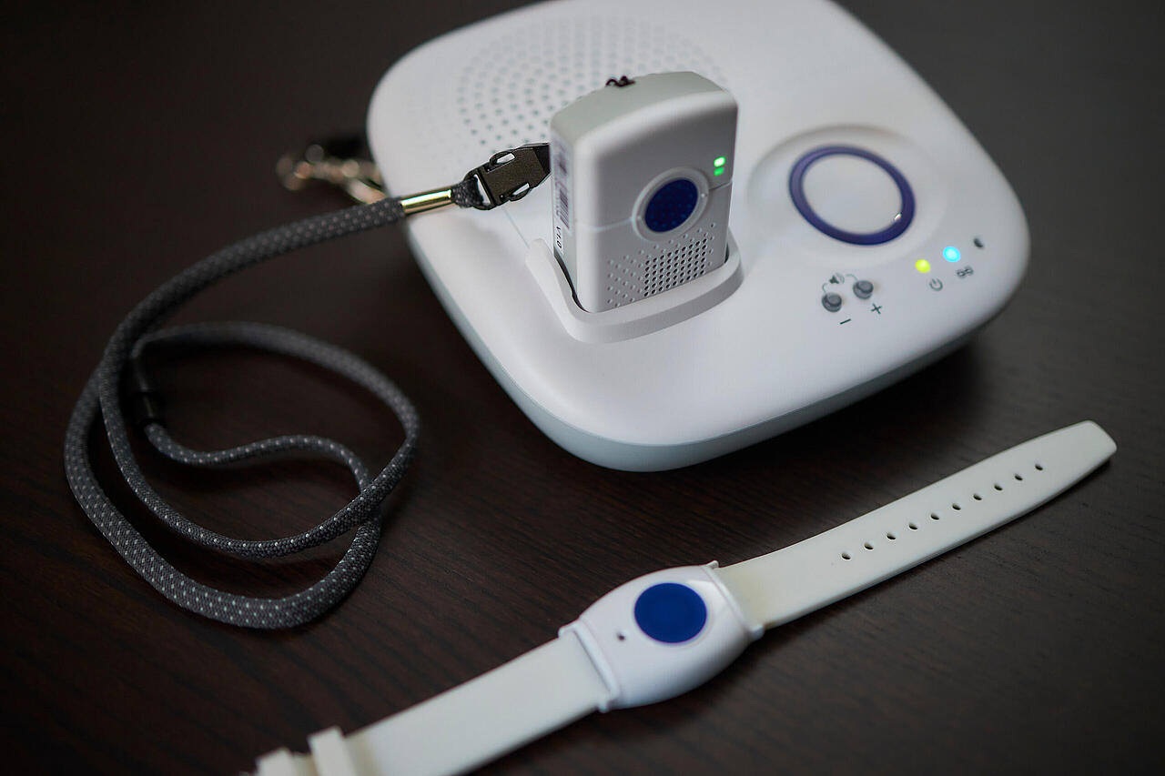 Das Kombinotrufgerät mit der Ladestation und Handsender