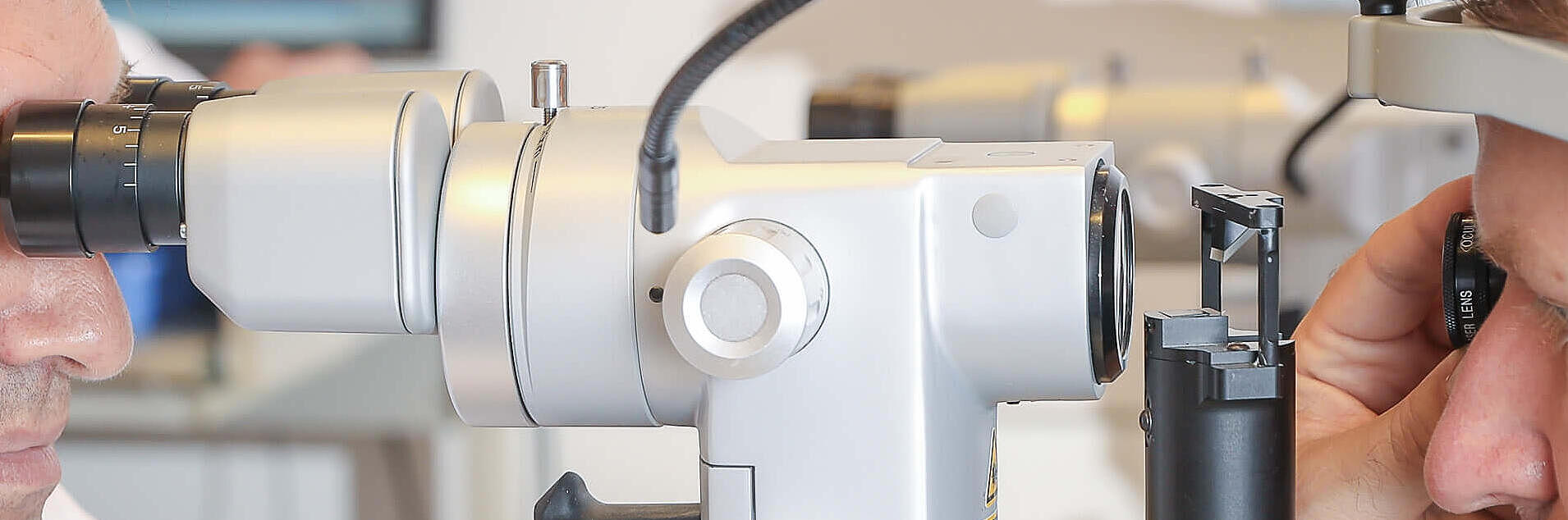 Augenarzt beim testen der Augen mit Gerät