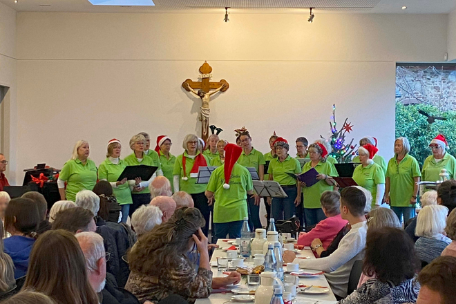 Der Chor "Bella Musica" bringt weihnachtliche Stimmung ins Begegnungscafé