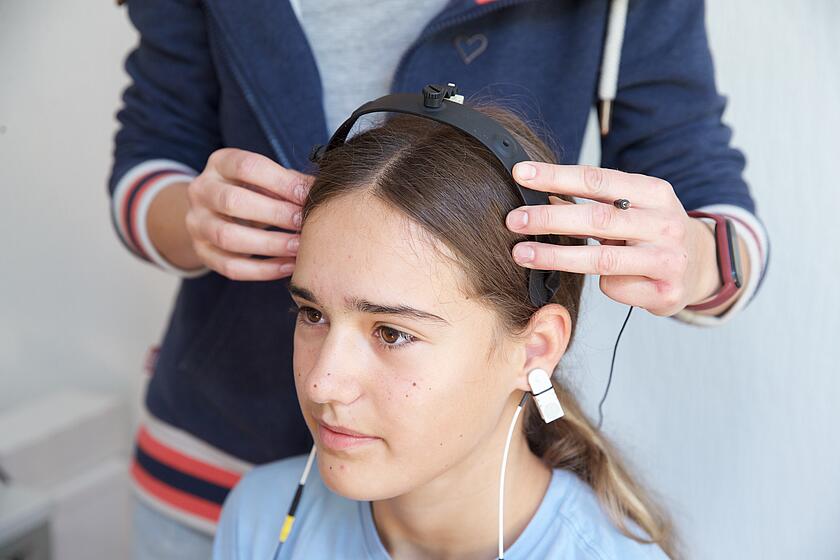 Foto Anpassung Neurofeedback Elektroden 