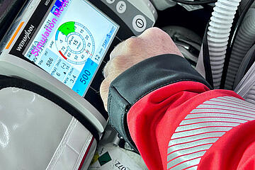 Detailbild aus der Fortbildung für Rettungsfachpersonal: Simulation auf einem Monitor.