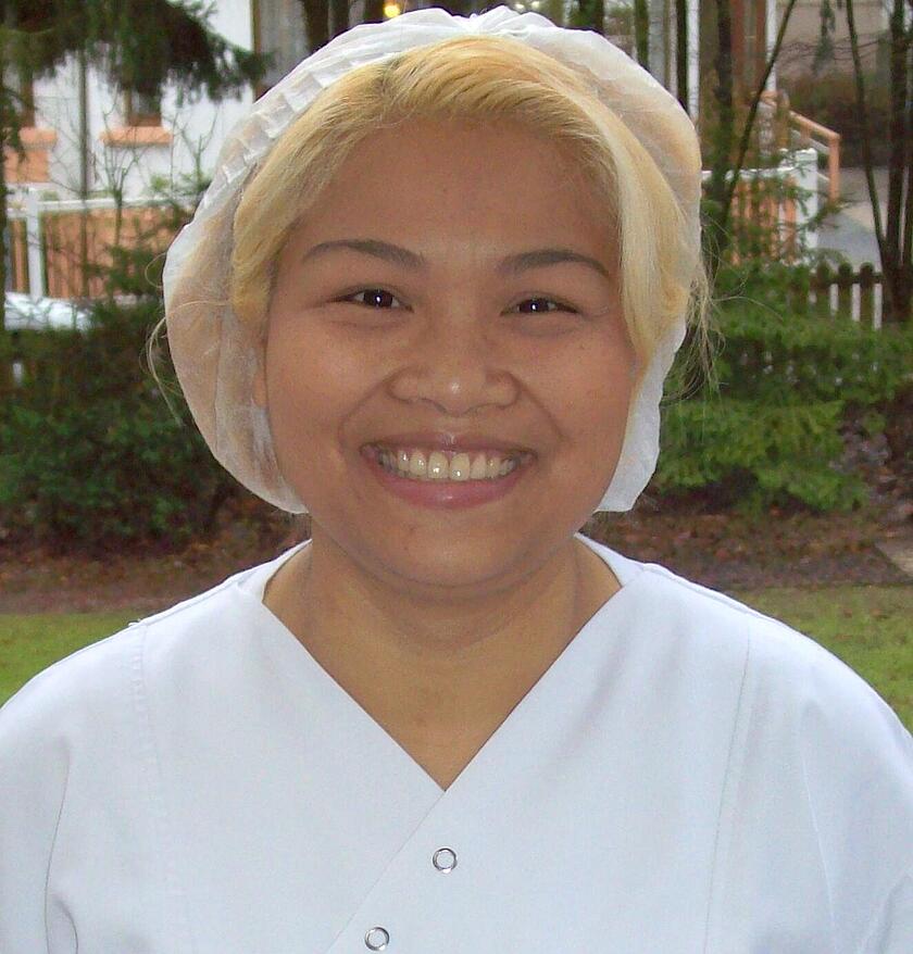Frau Vannavong, Mitarbeiterin im Team der Küche der Klinik am Korso