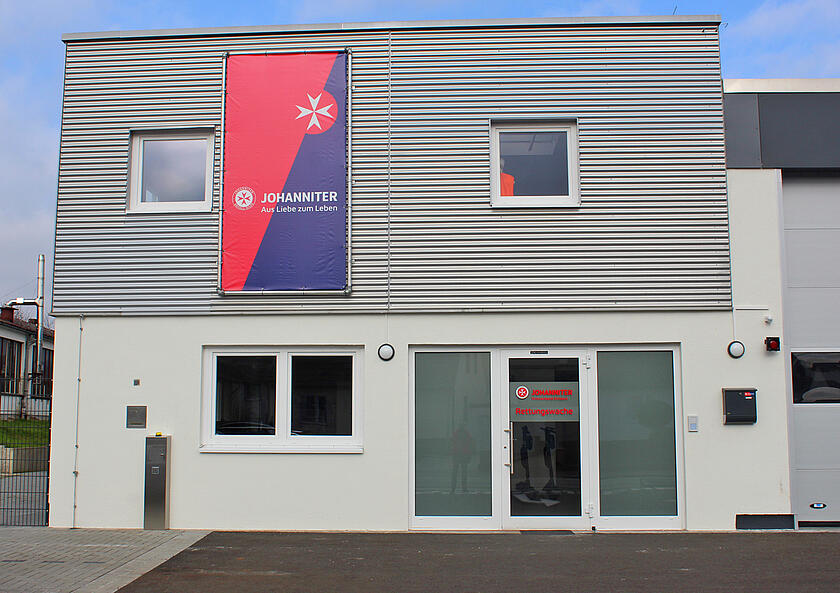 Ein Gebäude mit Johanniter-Aufschrift