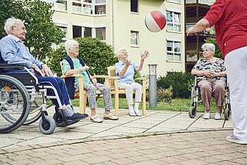 Gymnastikübungen mit einem Ball