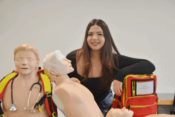 Bild einer FSJlerin in der Erste-Hilfe-Ausbildung