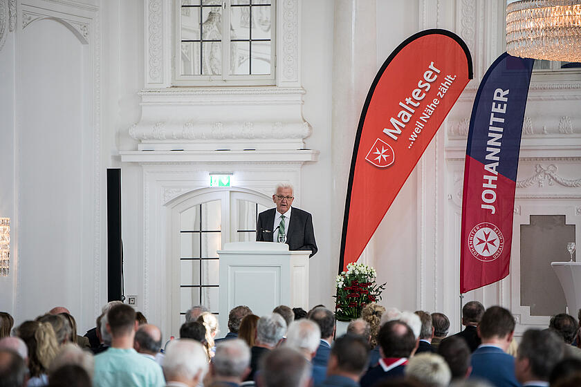 Ministerpräsident Winfried Kretschmann spricht zu den Besuchern des Johannistages