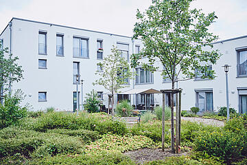 Gartenanlage mit Sitzgelegenheiten des Johanniter-Zentrums Kaarst.
