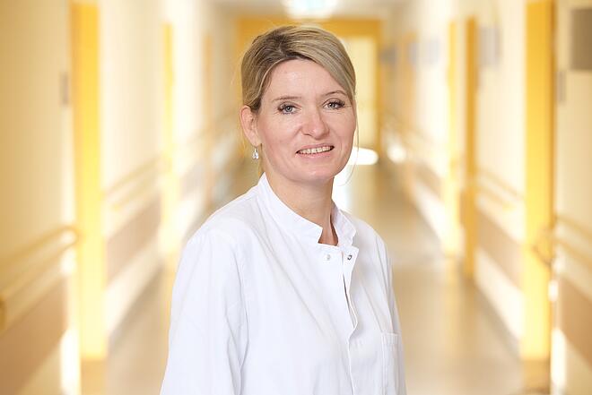 Frau Wallau, Oberärztin  der Abteilung Innere Medizin, Intensivmedizinerin und curriculare Krankenhaushygienikerin
