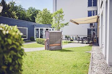 Strandkorb im Garten des Johanniter-Hauses Herrsching