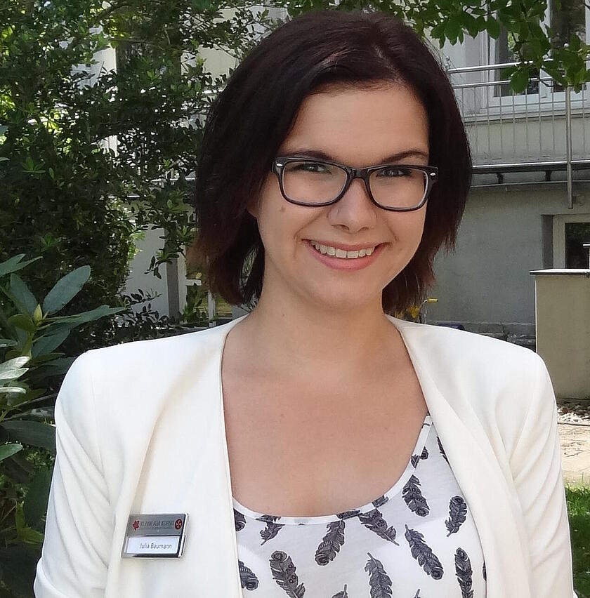 Frau Baumann, Mitarbeiterin in der Verwaltung an der Klinik am Korso in NRW