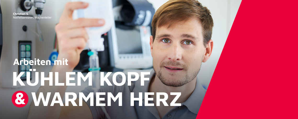 Ein Notfallsanitäter und Wachenleiter der Johanniter bereitet eine Infusion vor.